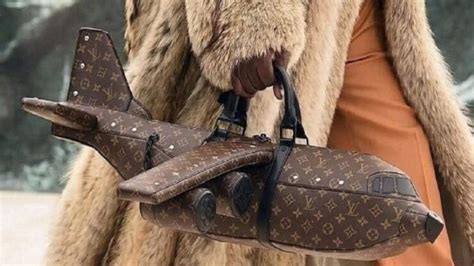 borsa louis vuitton forma aereo|Louis Vuitton firma una borsa a forma di aereo da .